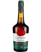 Flaske Christian Drouin calvados med gylden farve og elegant etiket